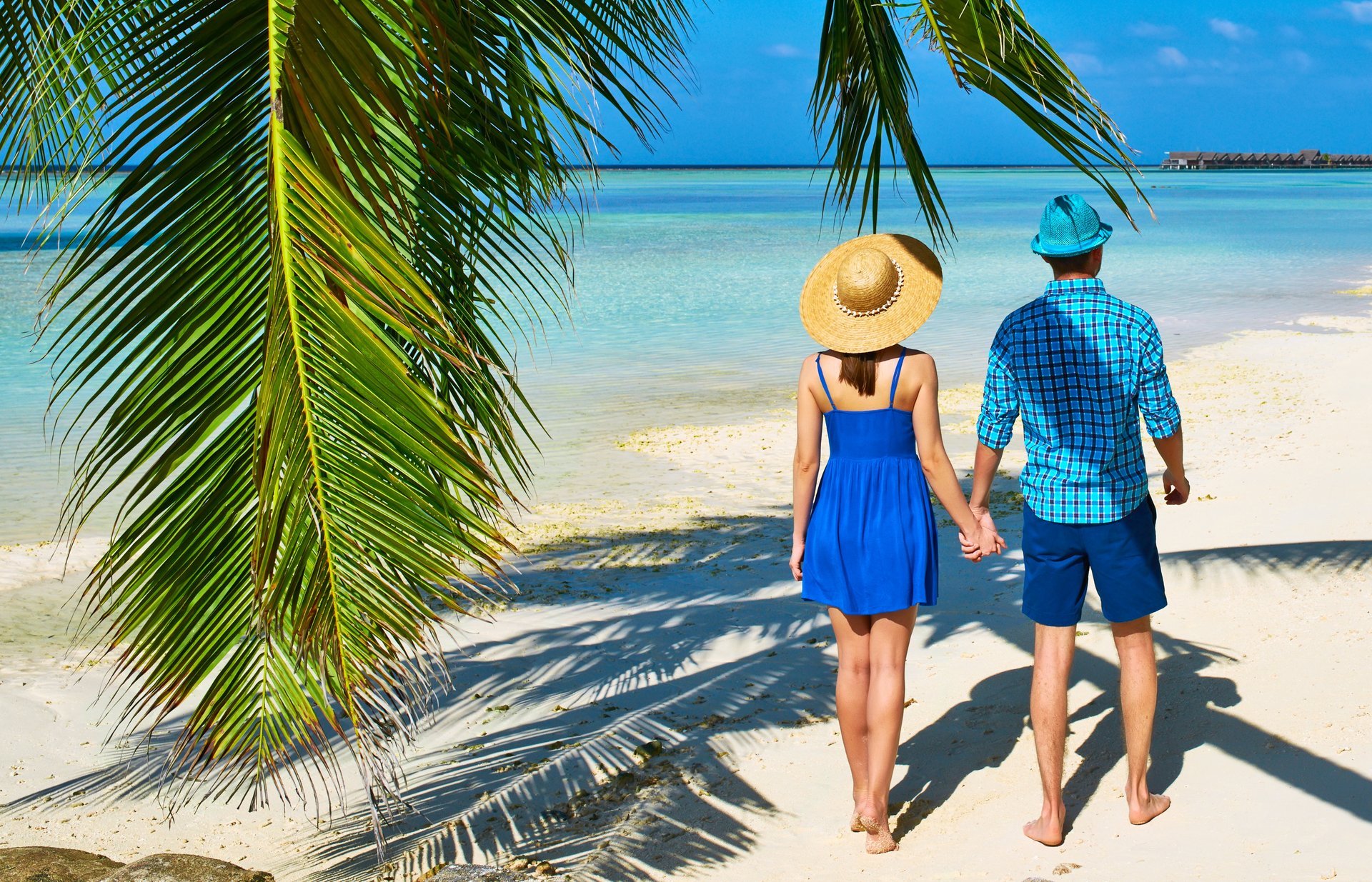 tropici mare spiaggia palma coppia passeggiata