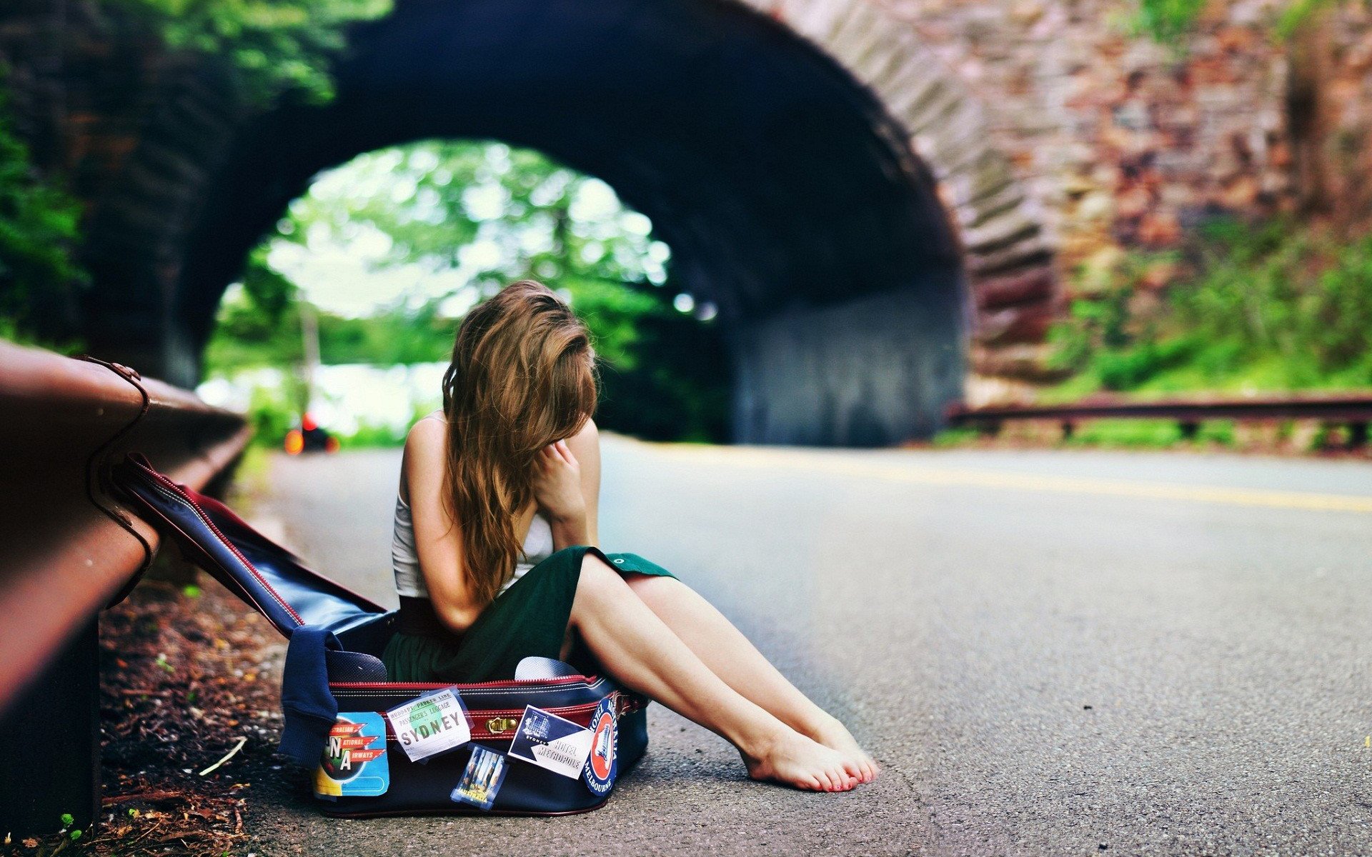 ragazza a piedi nudi capelli strada borsa ponte in attesa a piedi nudi capelli modo in attesa