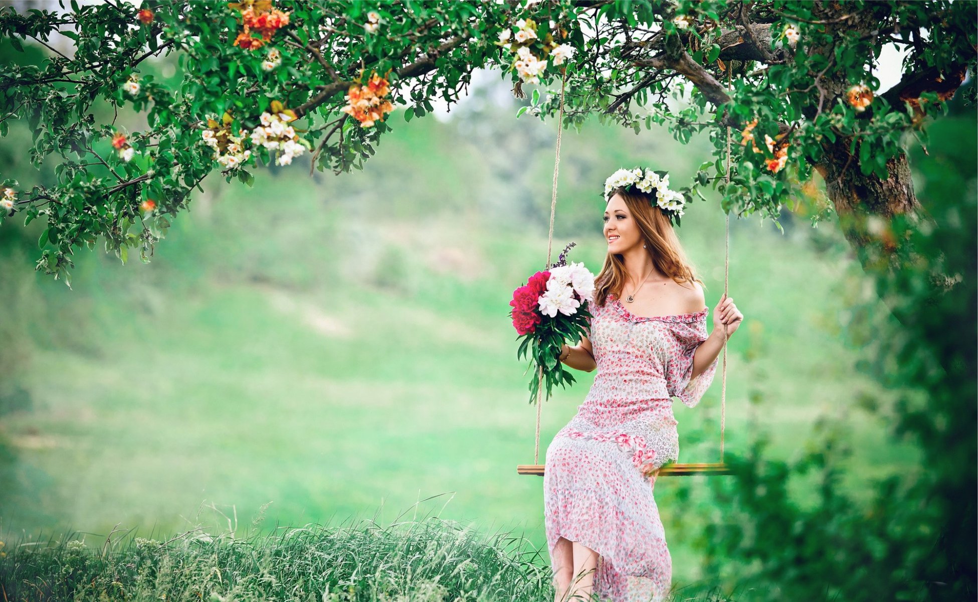 vue fille brune robe robe d été arbre balançoire verdure nature fleurs couronne bouquet clairière herbe joie éveil plaisir chitota beauté végétation vie