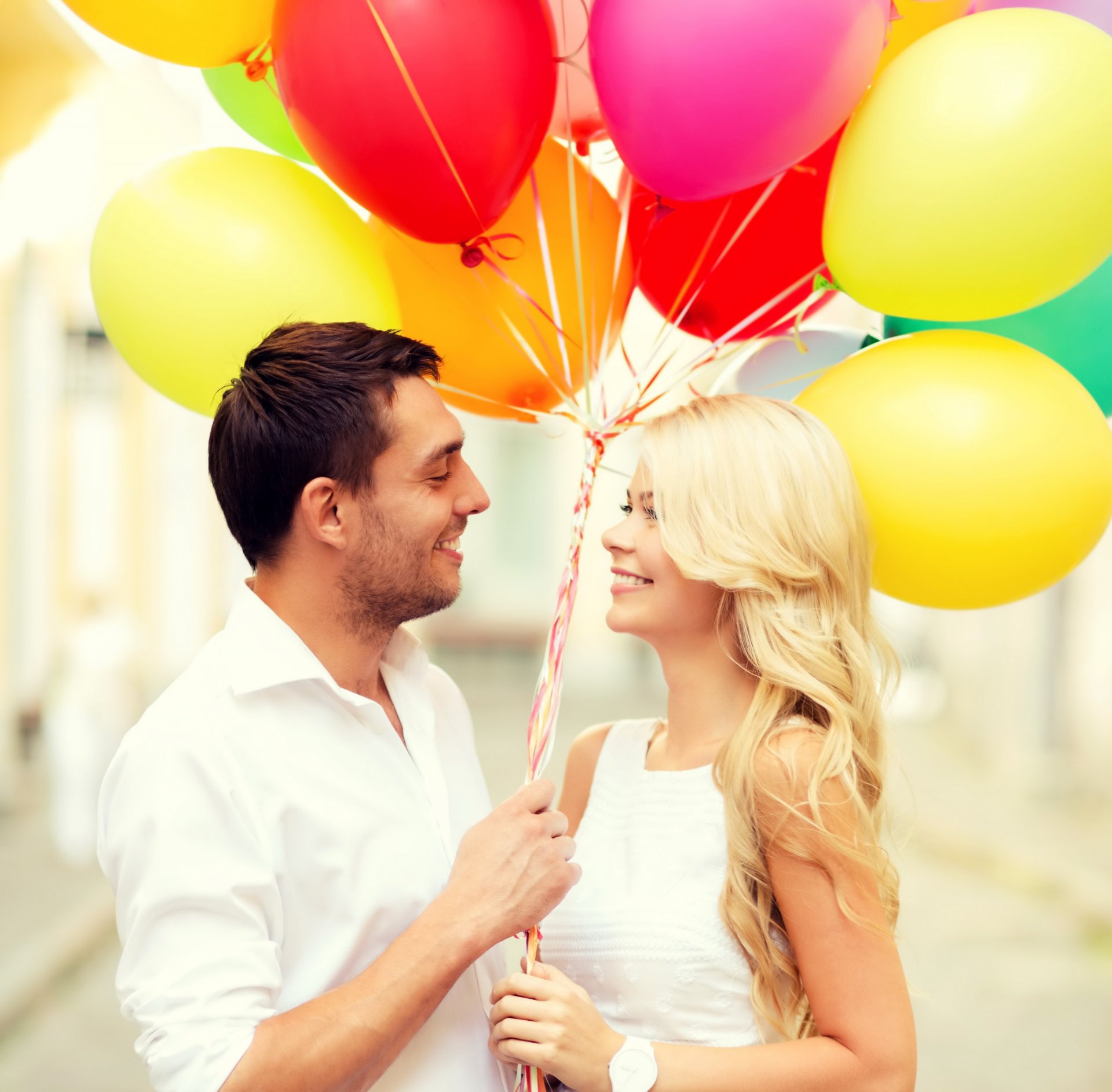 feliz globos romance amor alegría felicidad pareja globos