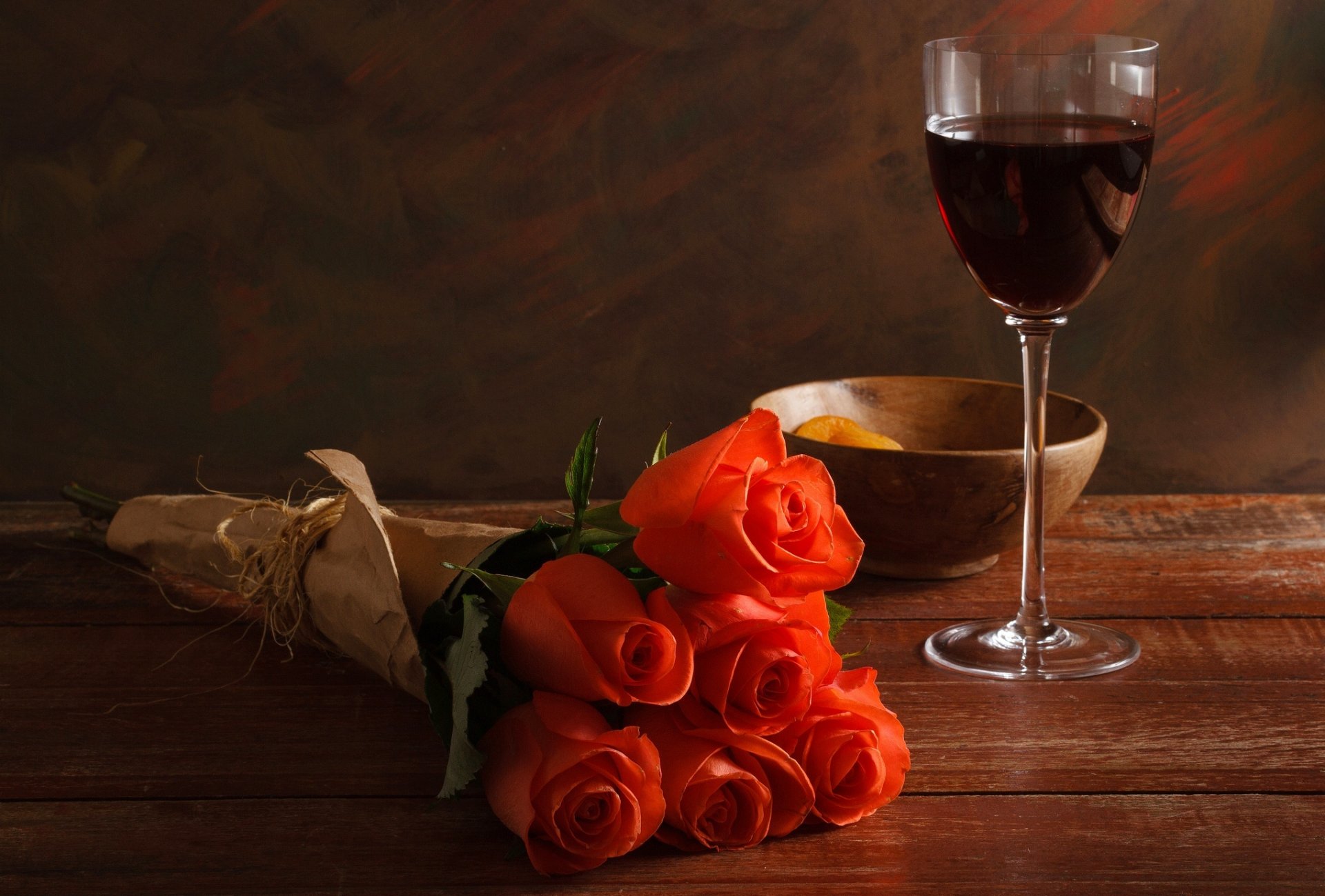 vino rosso bicchiere albicocche secche rose rosse bouquet tavolo