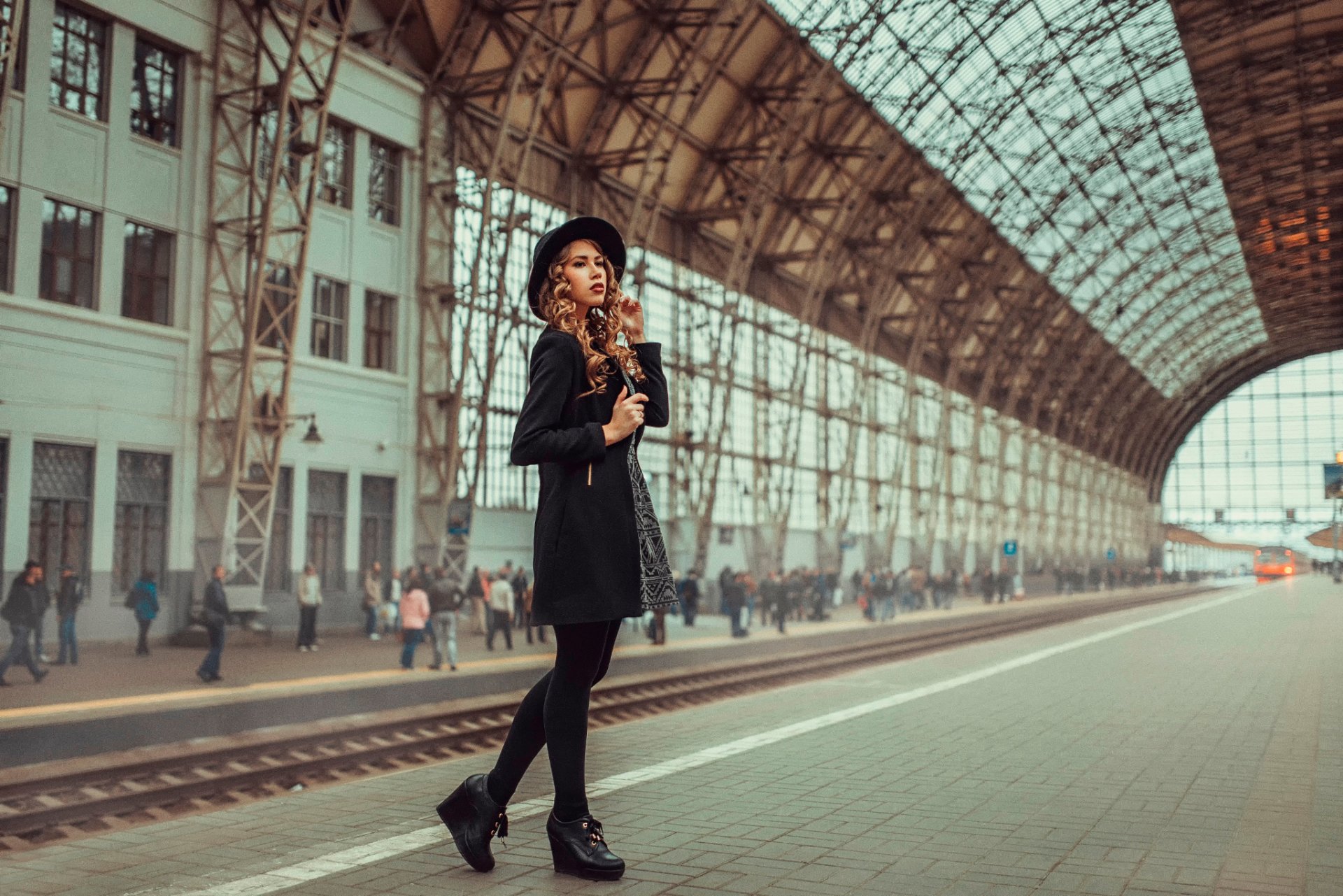 ragazza piazzale treno stazione