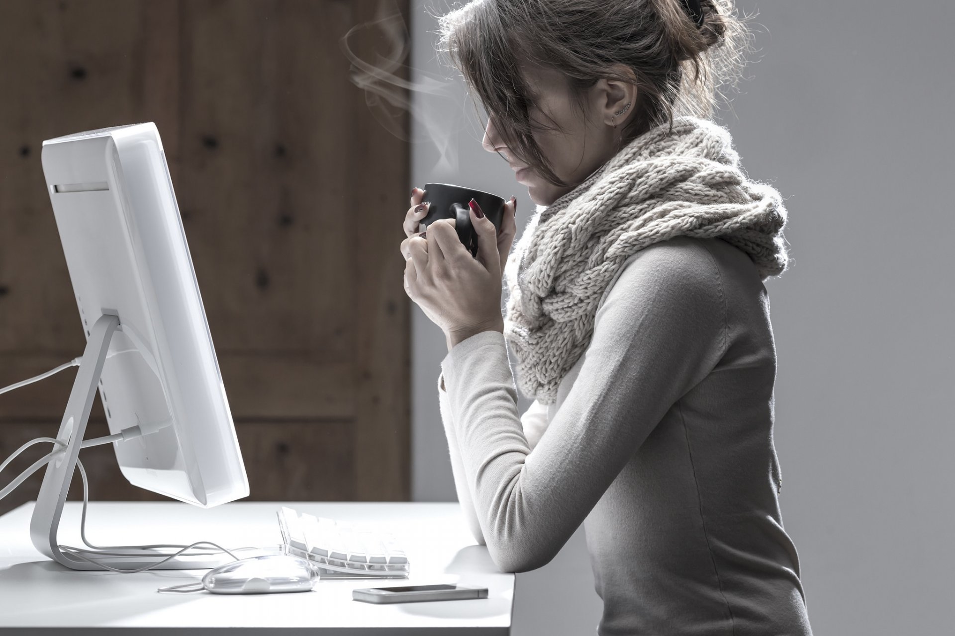 fille moniteur écharpe tasse