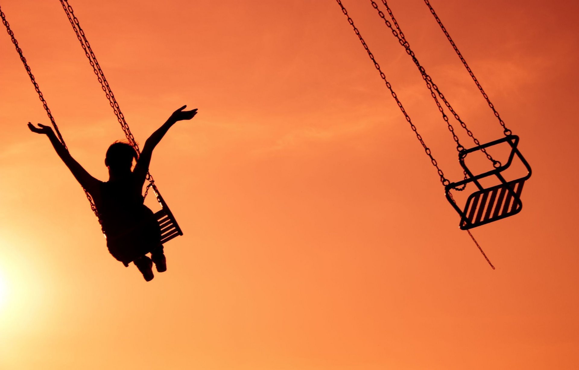 estados de ánimo columpio atracción chica niña manos alegría felicidad diversión cadena cadena puesta de sol cielo fondo fondo de pantalla pantalla ancha pantalla completa pantalla ancha pantalla ancha