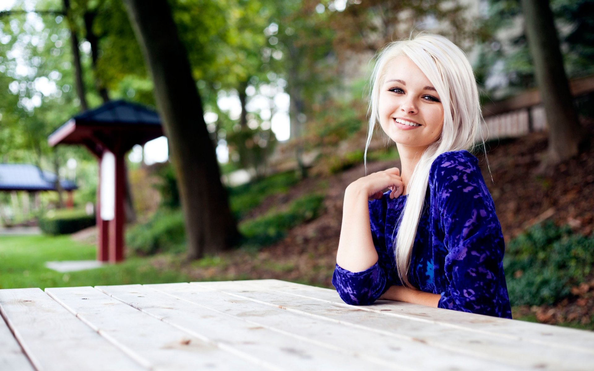 fille blonde vue sourire table