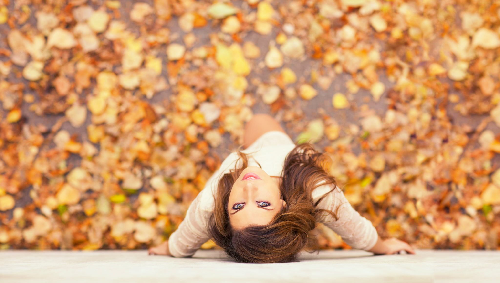 le regard bas jeune fille portrait boké automne