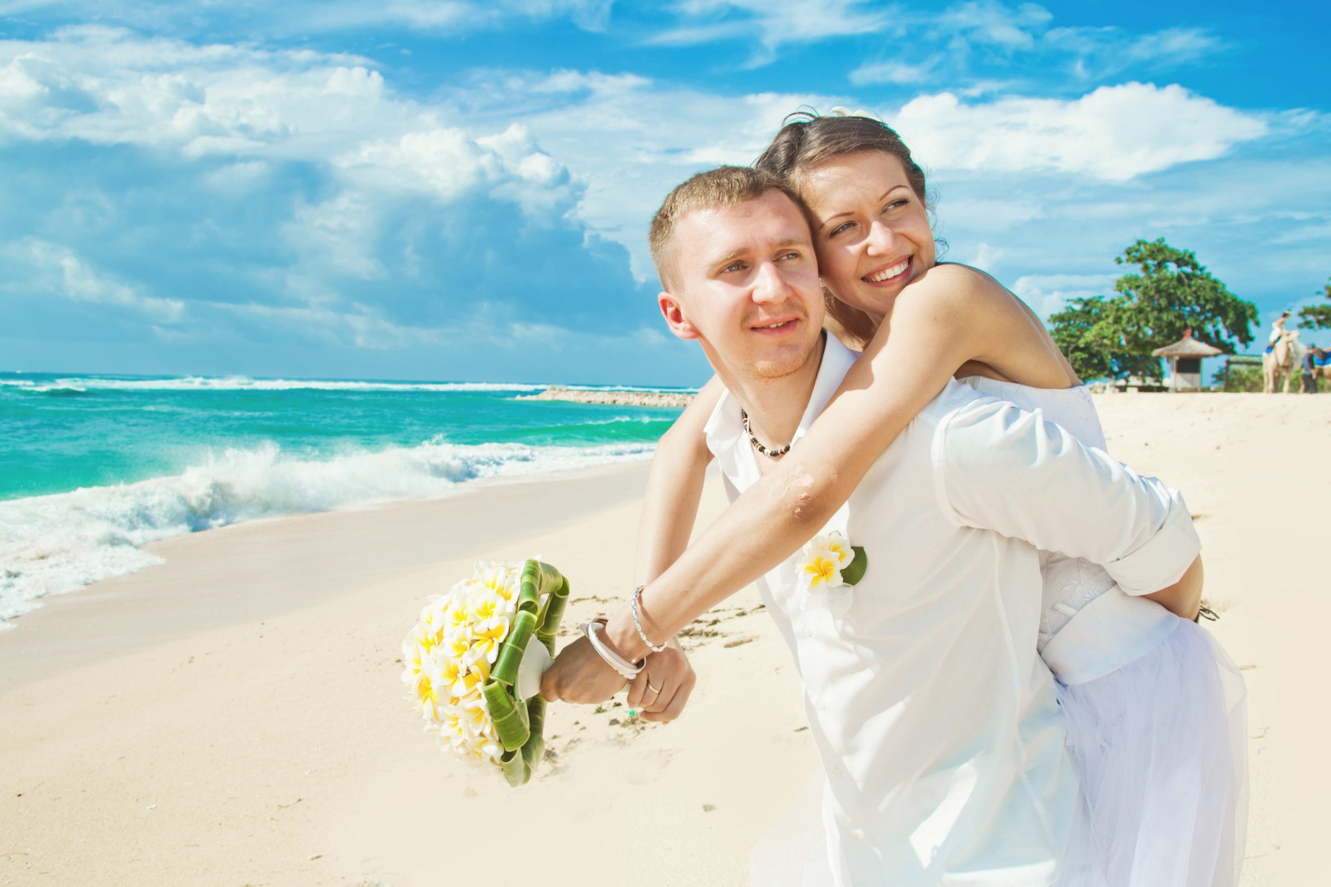 ea beach couple bouquet couple in love