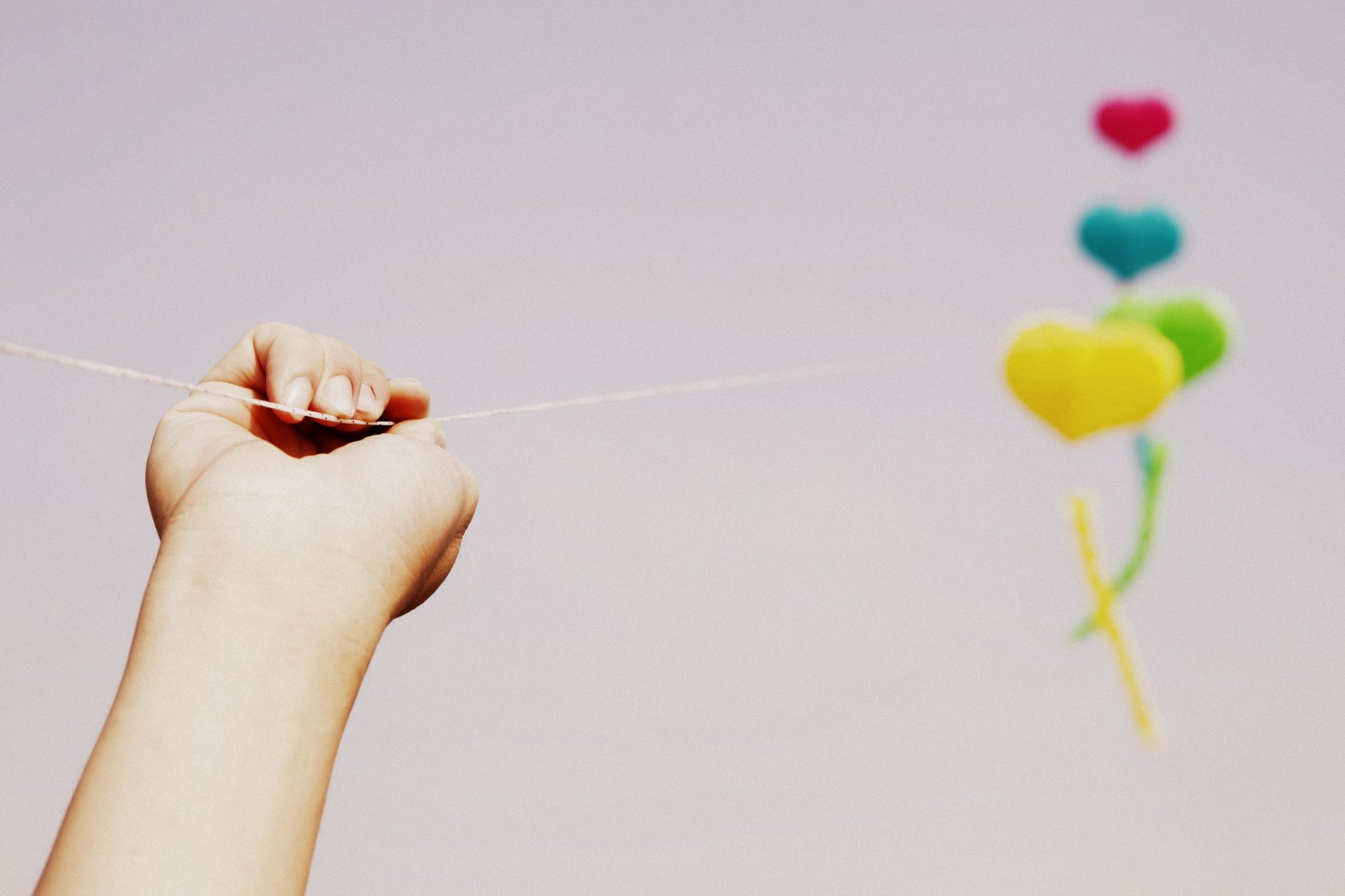 stimmung hand mädchen luftballons luftballons farbe himmel hintergrund tapete widescreen vollbild widescreen