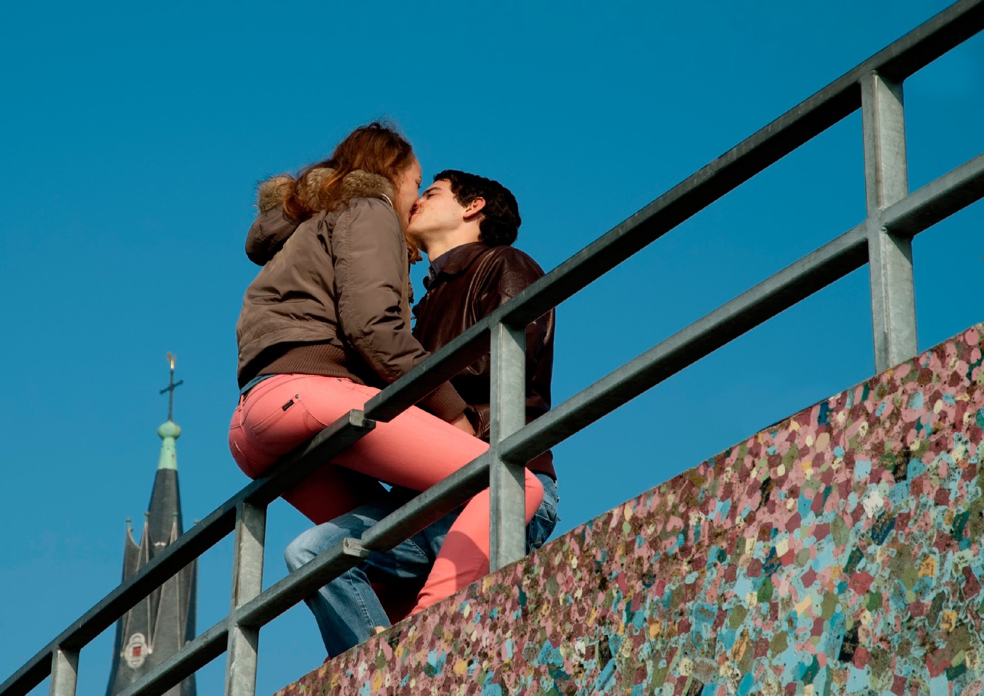 la jeune fille un gars un couple baiser la ville de