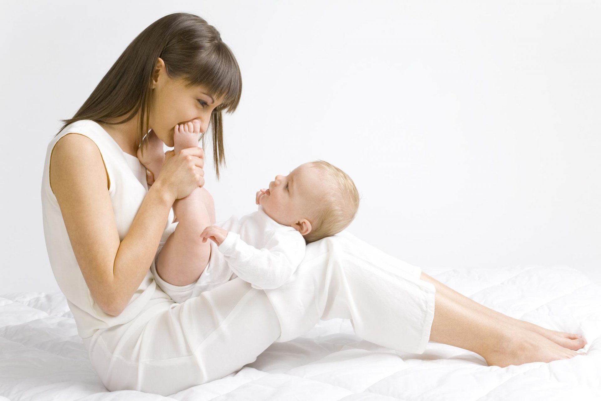 enfants femme enfant la maternité les pieds la joie la maman