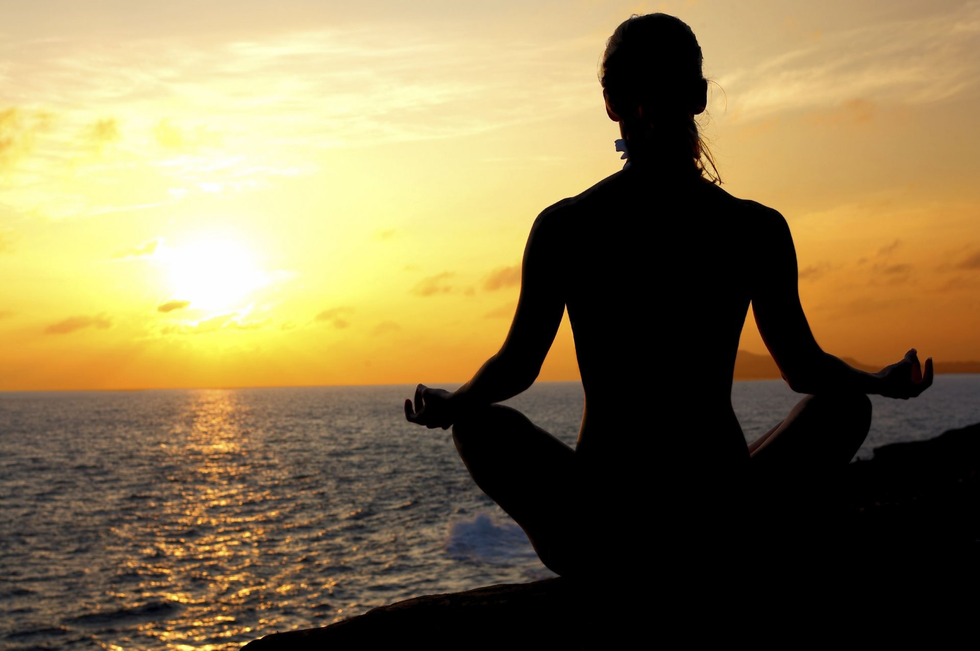 la jeune fille la méditation la posture asana la plage la mer le soleil