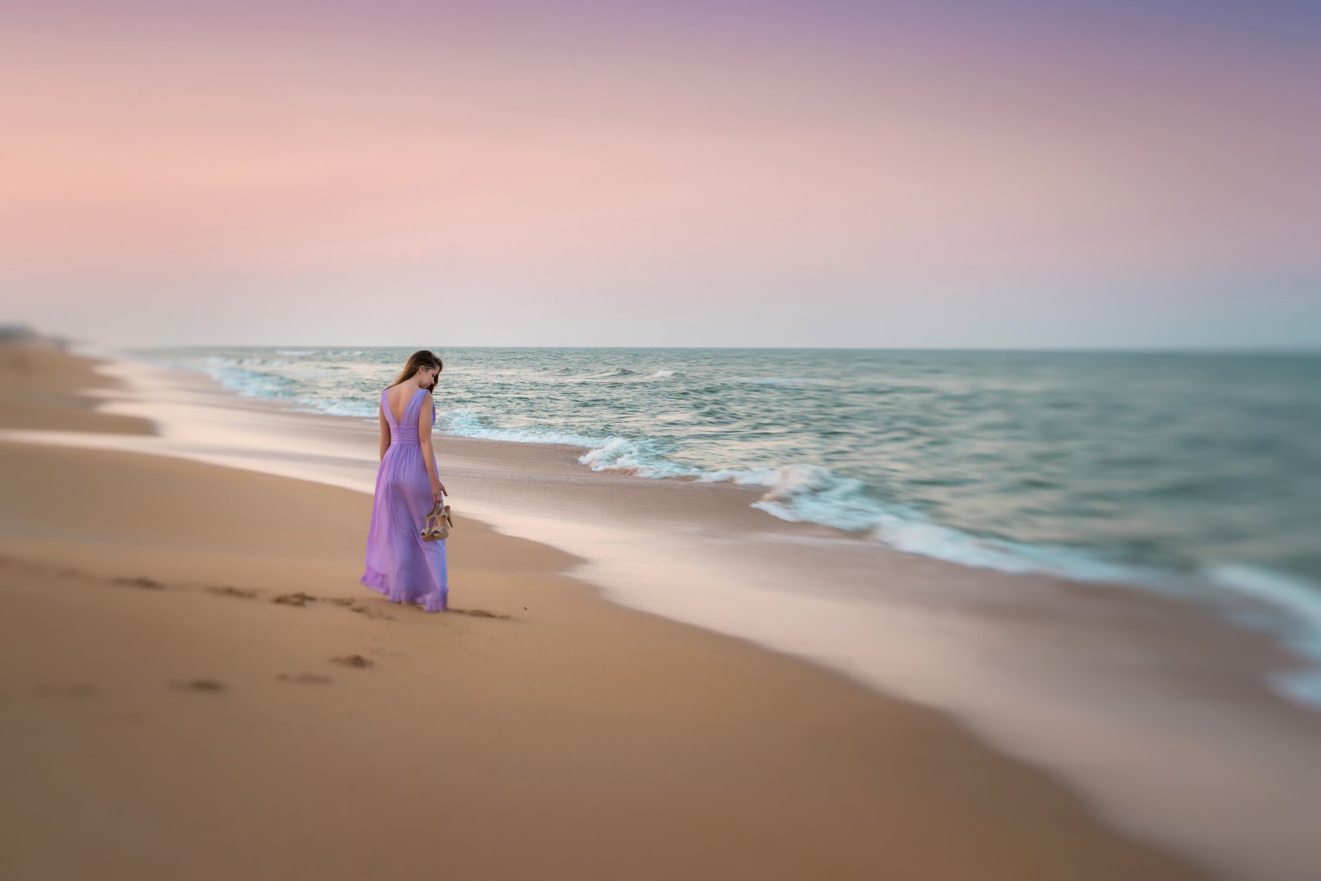 ragazza vestito spiaggia sabbia