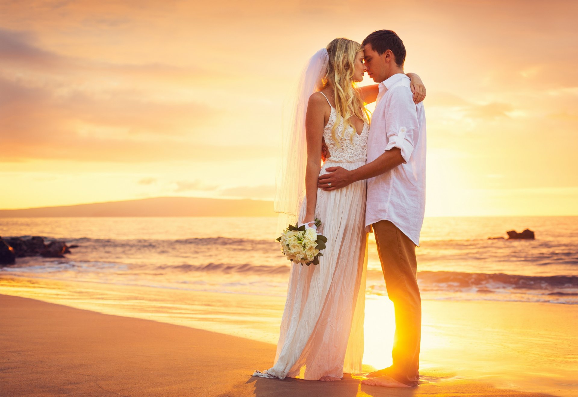 hochzeit braut strand meer glücklich einfach verheiratet sonnenuntergang