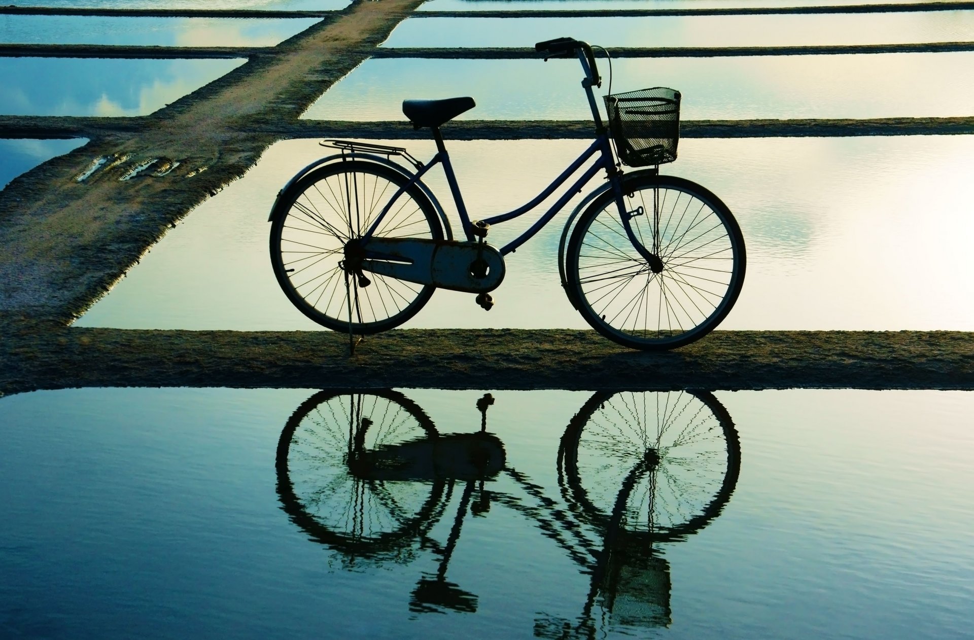 mood bicicletta ruota cestino cestino acqua riflessione sfondo carta da parati widescreen schermo intero widescreen widescreen