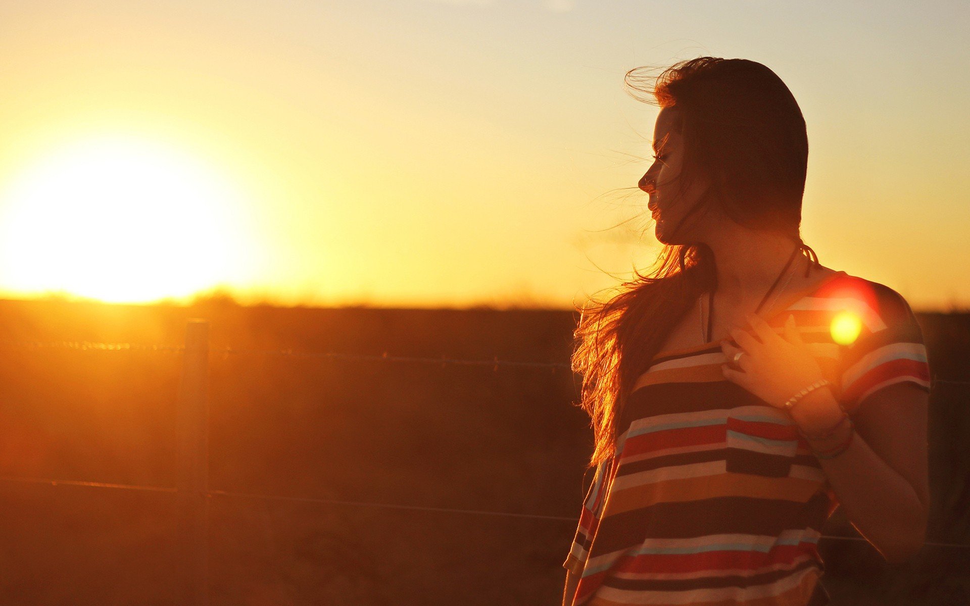 la jeune fille brune coucher de soleil en plein air bracelet cheveux longs cheveux femmes soleil lumière