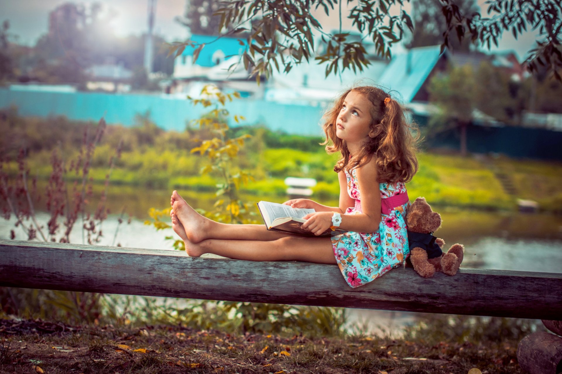 fille enfant rêve livre ours en peluche jouet nature