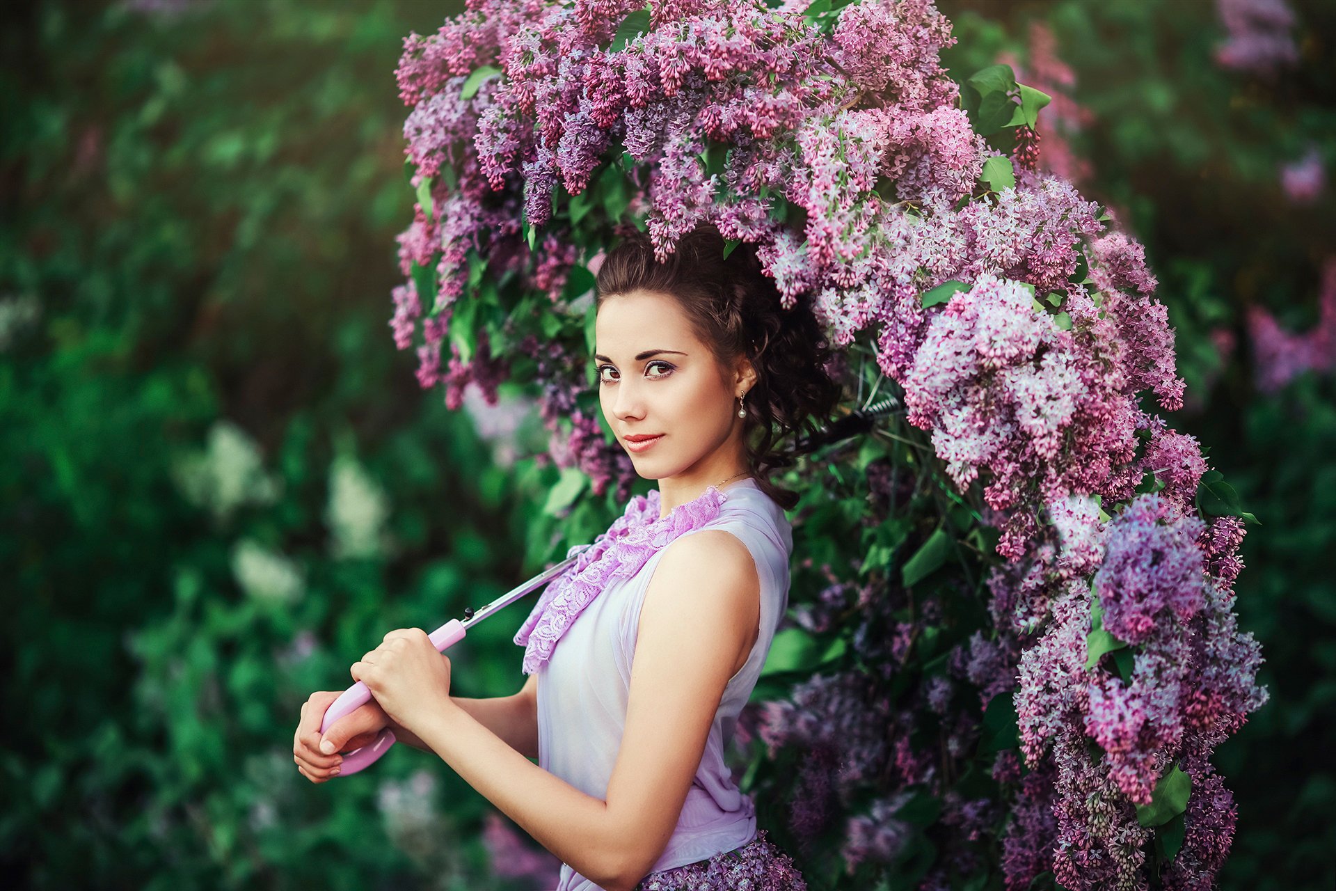 ragazza dagli occhi marroni lilla fiori ombrello