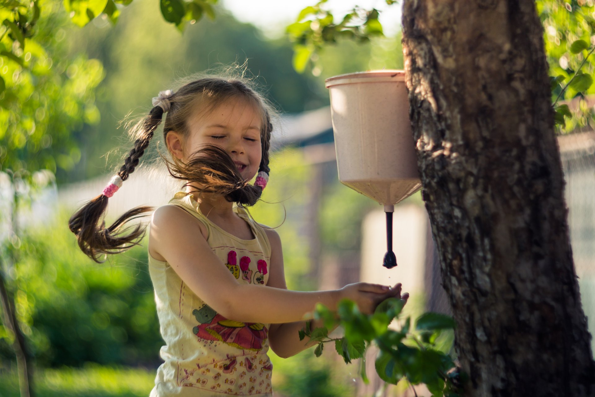 sommer ferienhaus mädchen kindheit freude wind baum waschbecken wasser zöpfe schönheit liebe glück elena chelysheva