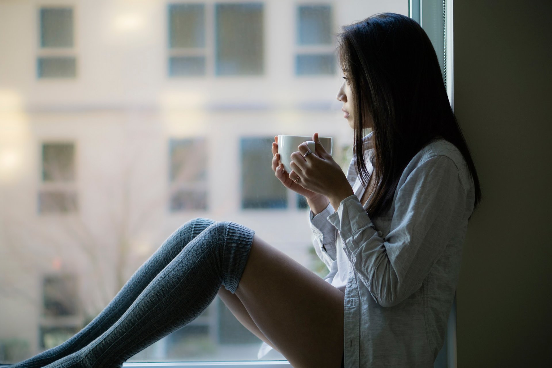 julia gambe calze al ginocchio finestra tazza di caffè sognante pensieroso