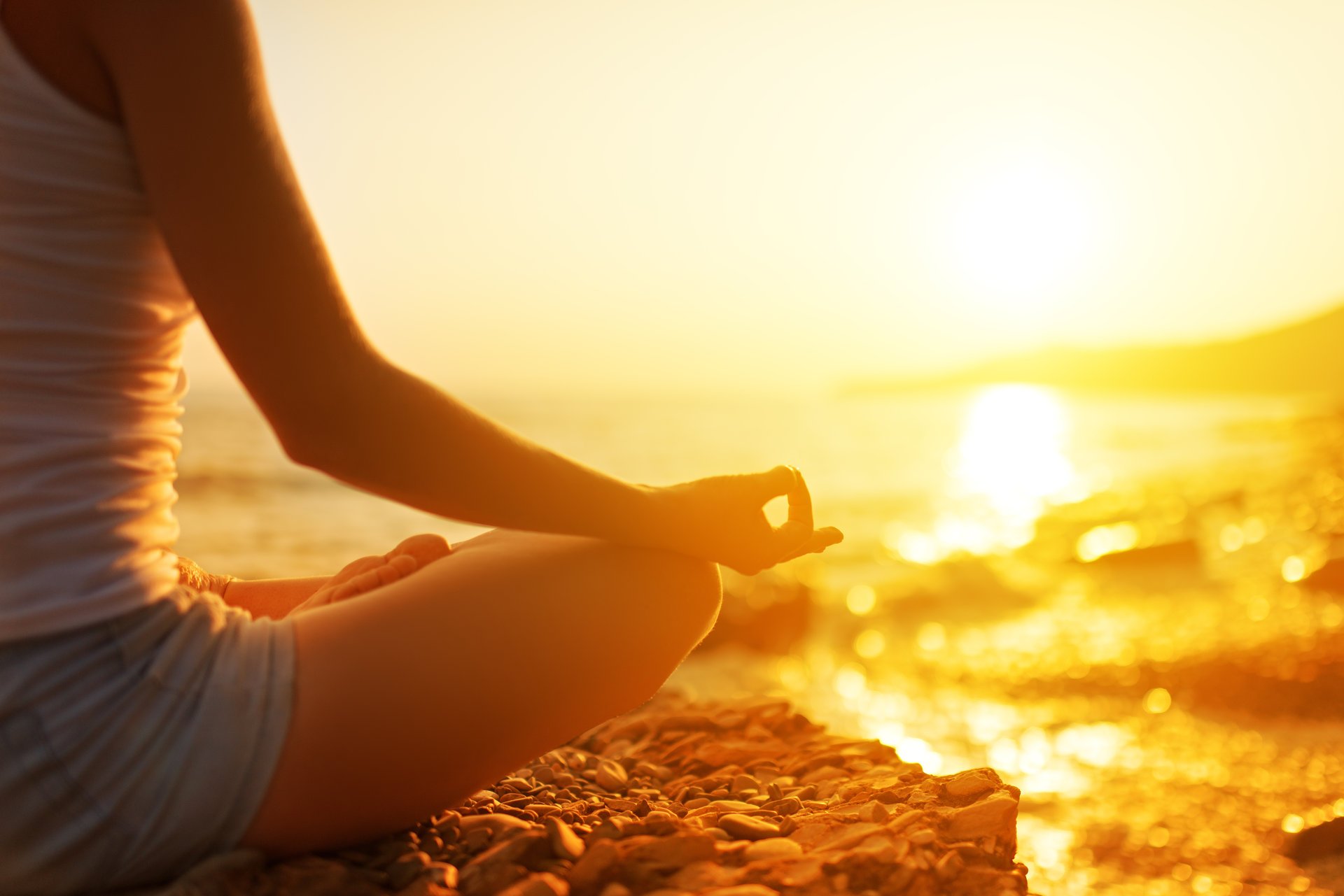 ragazza meditazione spiaggia