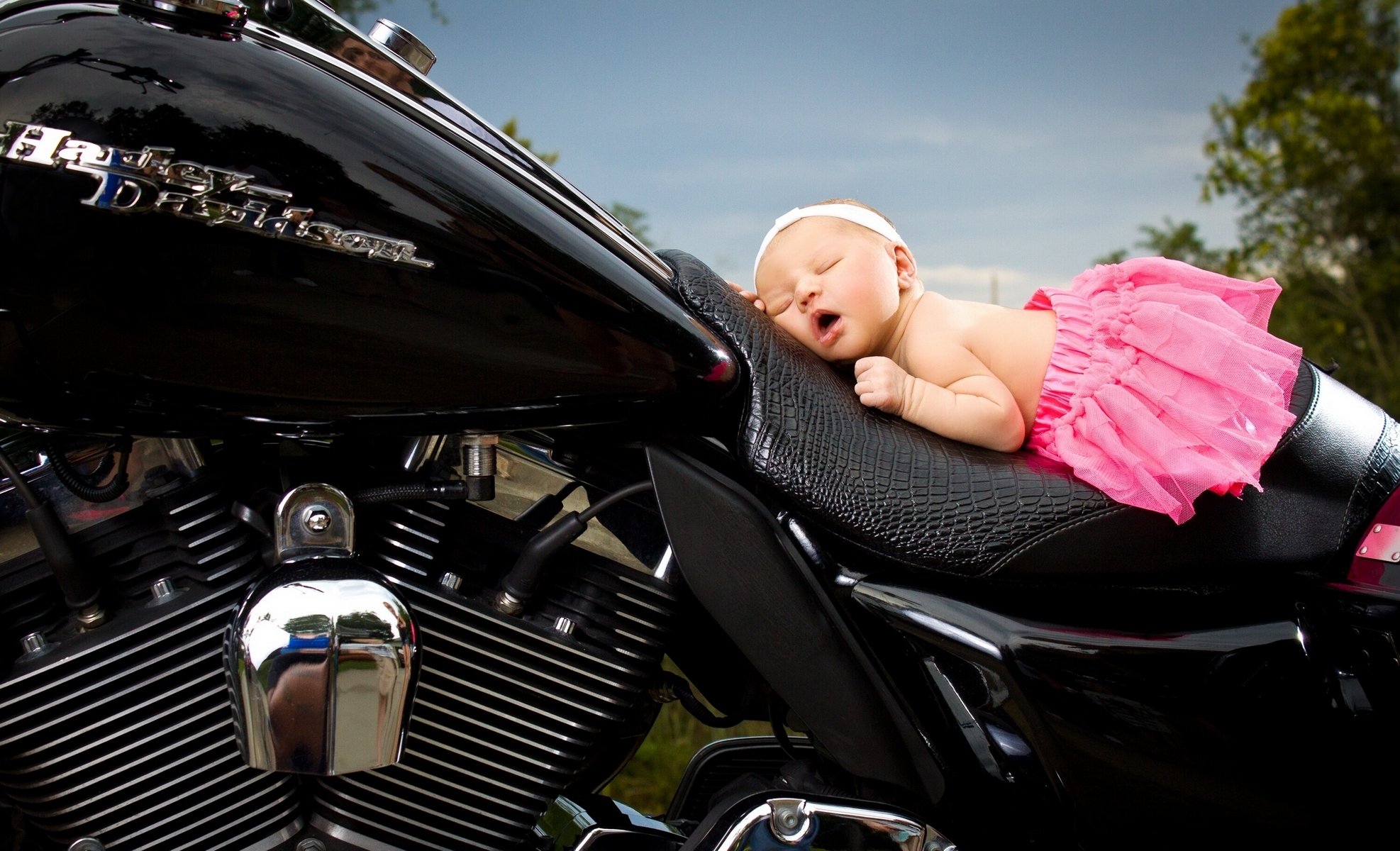 niña bebé durmiendo sueño diadema falda motocicleta harley-davidson