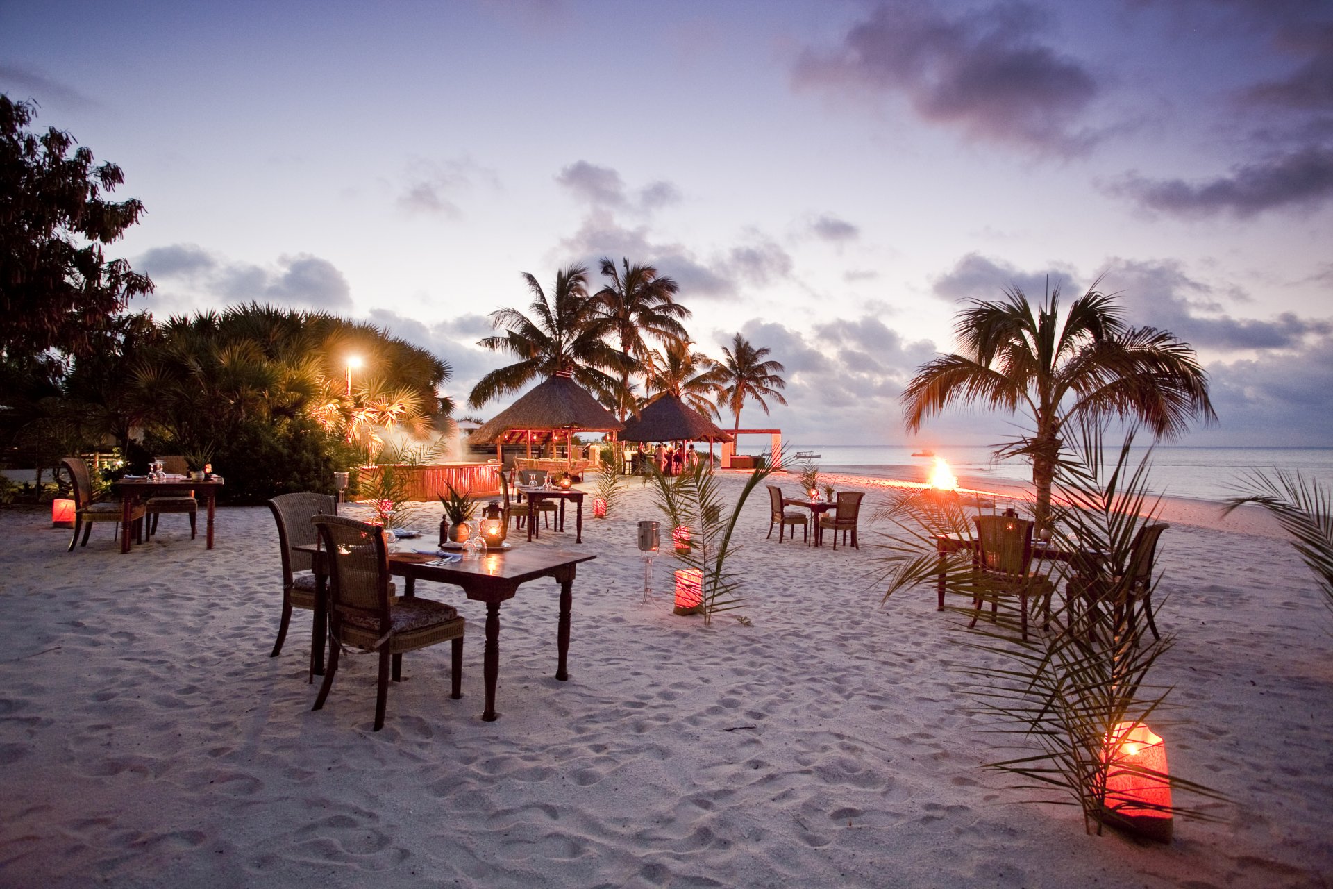 le soir les palmiers la côte l océan des bungalows un restaurant des bougies des loisirs de l humeur de vous détendre