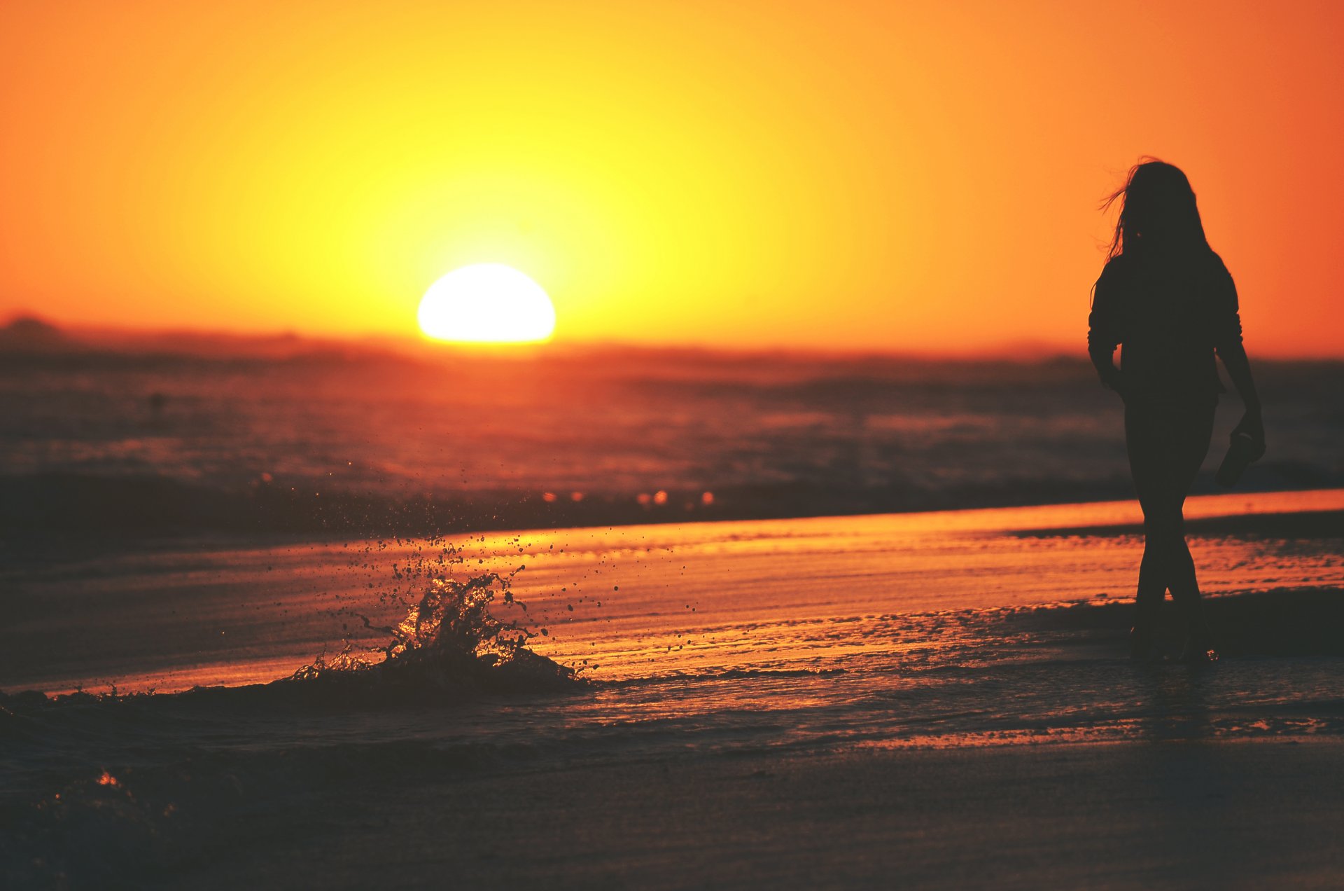 ragazza tramonto sole mare onde spruzzi