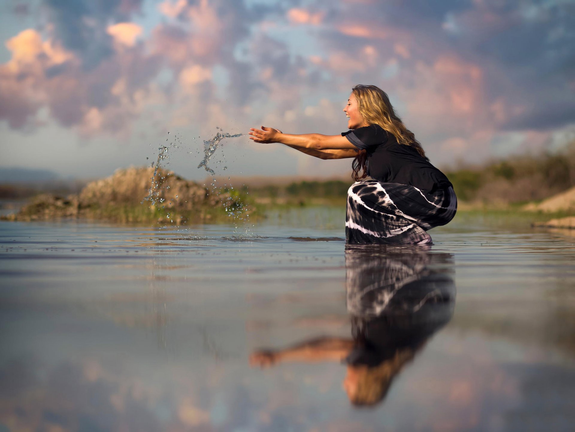 ummer girl water spray happine