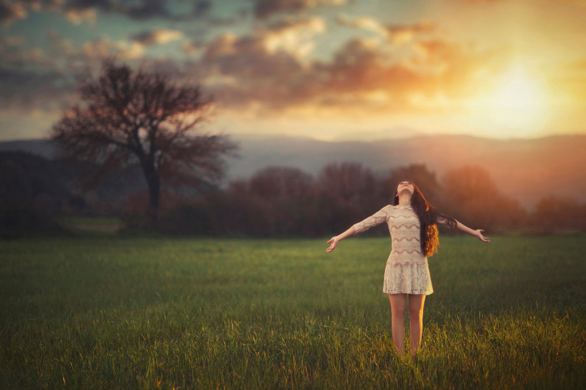 liberté fille lumière du soleil champ ciel nuages