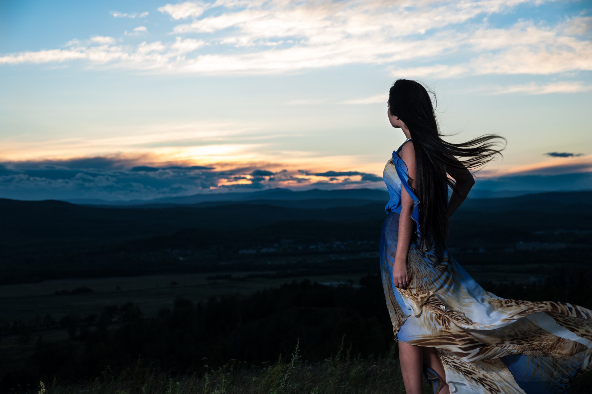 la jeune fille coucher de soleil le vent la montagne le soir l ambiance