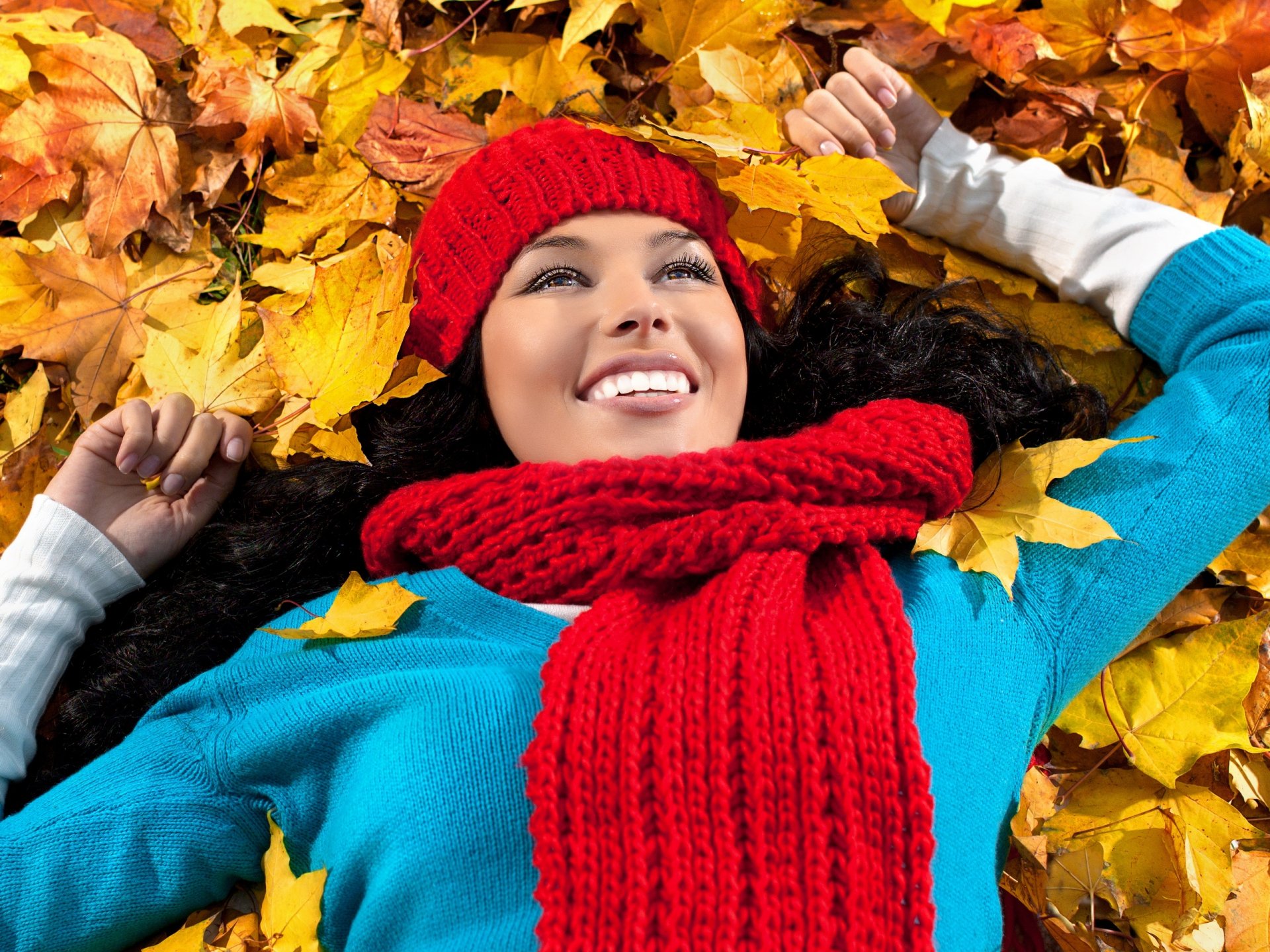 chicas otoño hojas mujer sonrisa