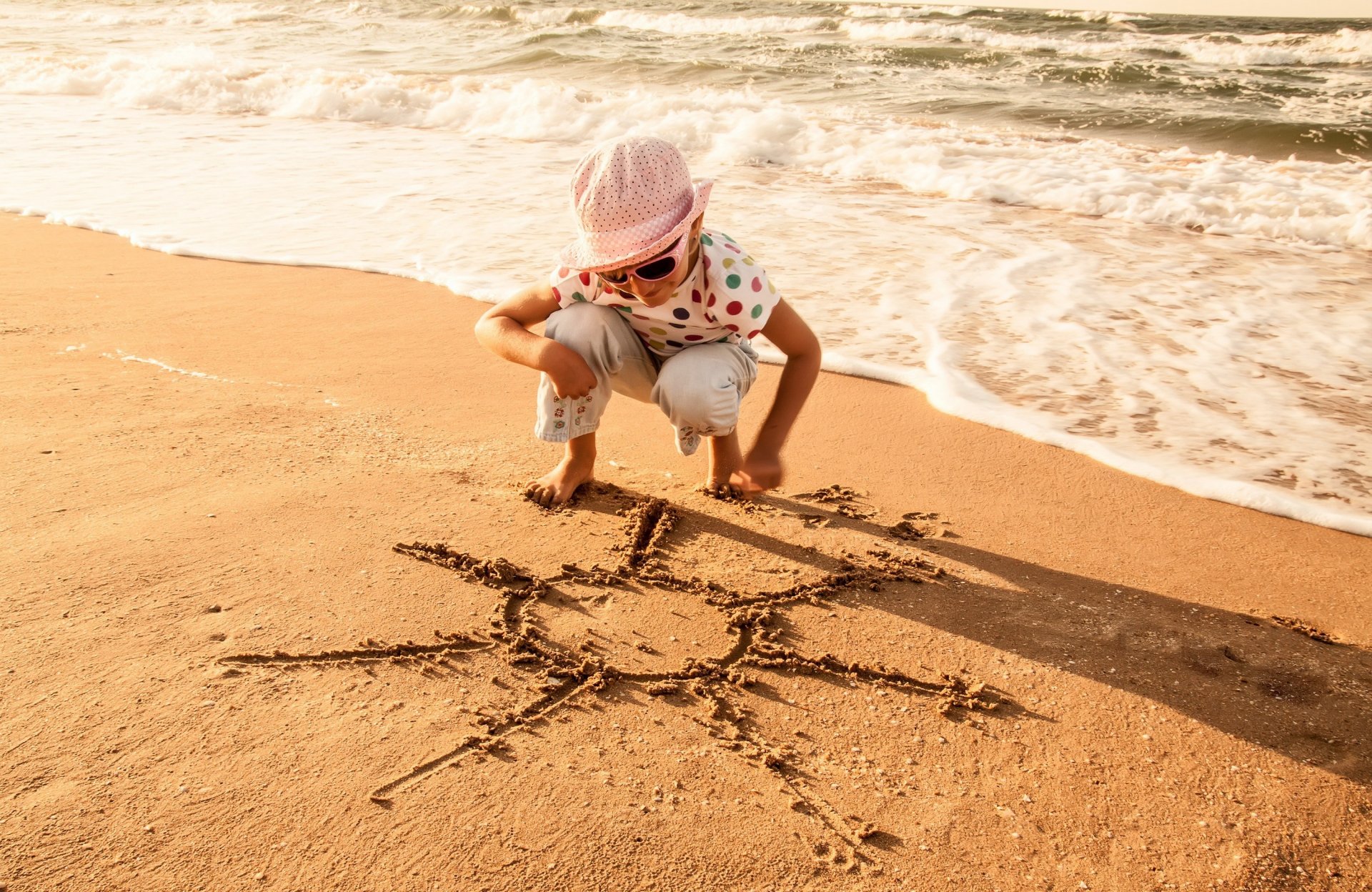 humeur enfants fille enfant sable plage soleil soleil vacances vacances d été de vacances un chapeau un chapeau des lunettes de soleil le sourire la joie la mer les vagues vague eau fond fonds d écran grand écran plein écran grand écran