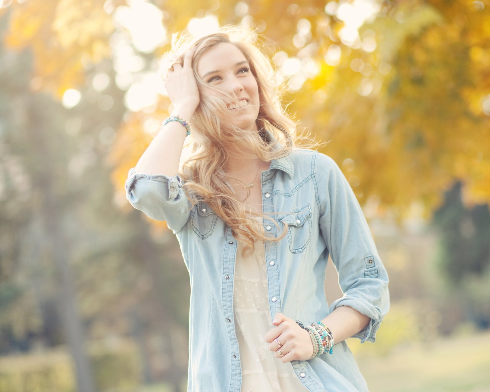 liv ragazza bionda sguardo camicia autunno