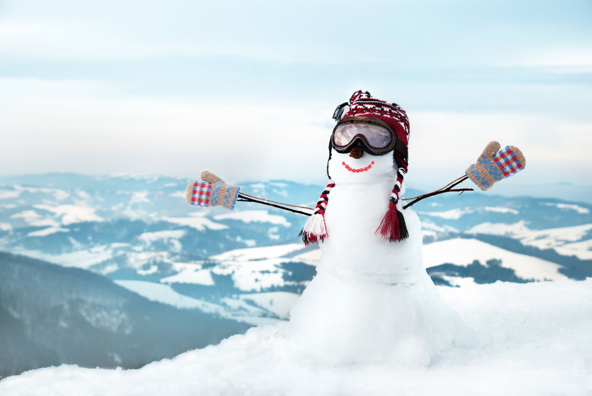 collines hiver neige bonhomme de neige mitaines lunettes chapeau sourire