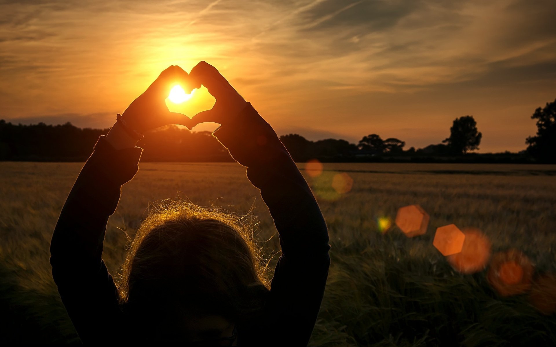 stimmung mädchen hände herz herz feld sonnenuntergang sonne strahlen bokeh bäume ohren ährchen baum liebe hintergrund tapete widescreen vollbild widescreen widescreen