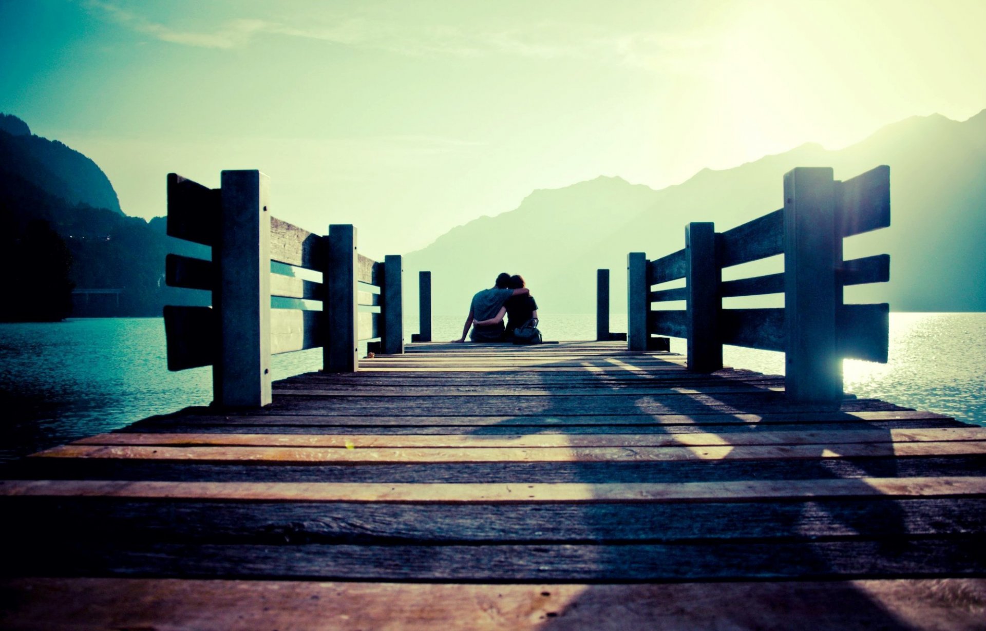 stimmung paar paar mädchen kerl mann frau urlaub pier brücke meer wasser berge sonne himmel person liebe romantik hintergrund tapete widescreen vollbild widescreen widescreen