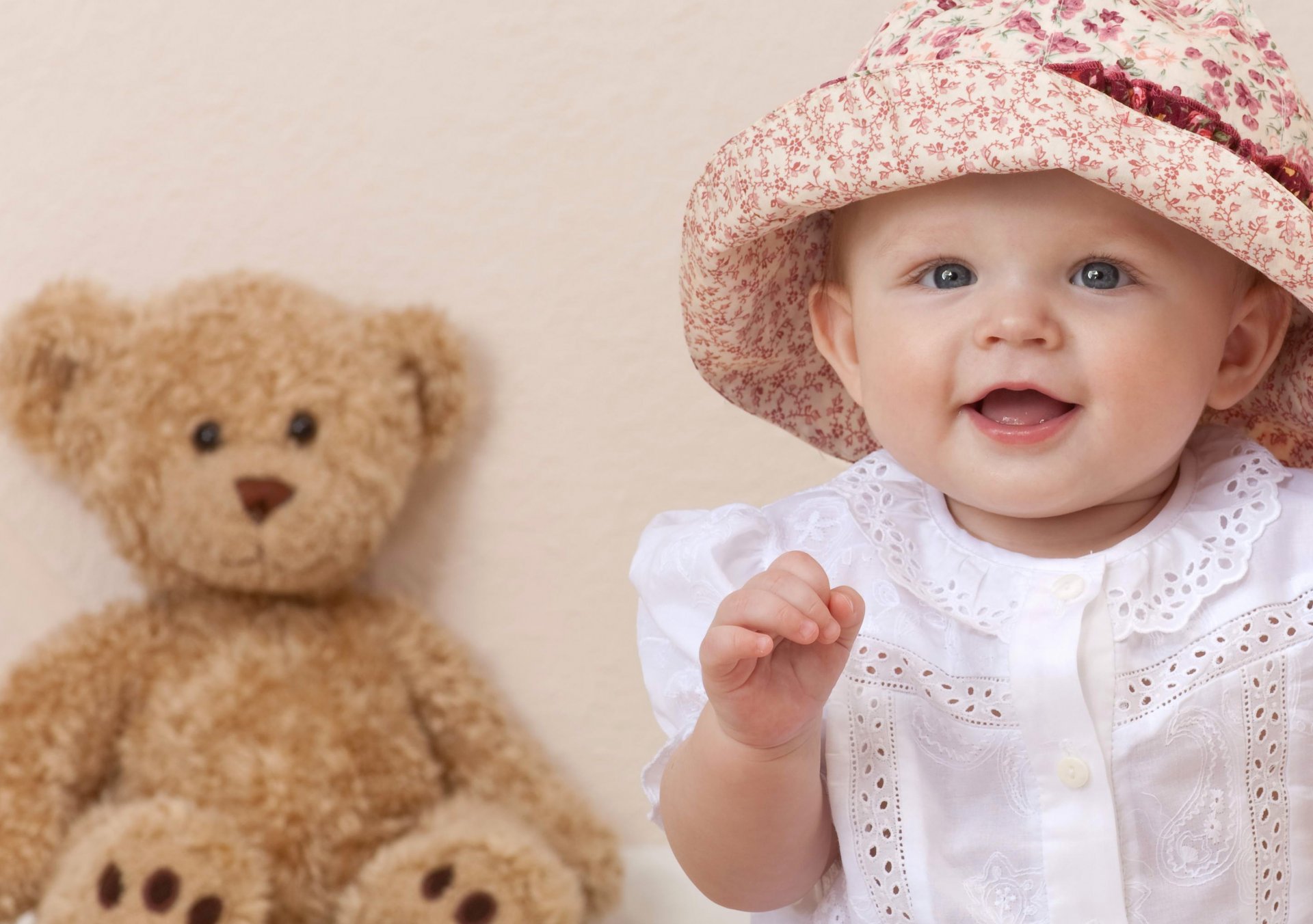 hermosa niña sonrisa sombrero oso de peluche feliz bebé ojos azules hermosa niña feliz niños