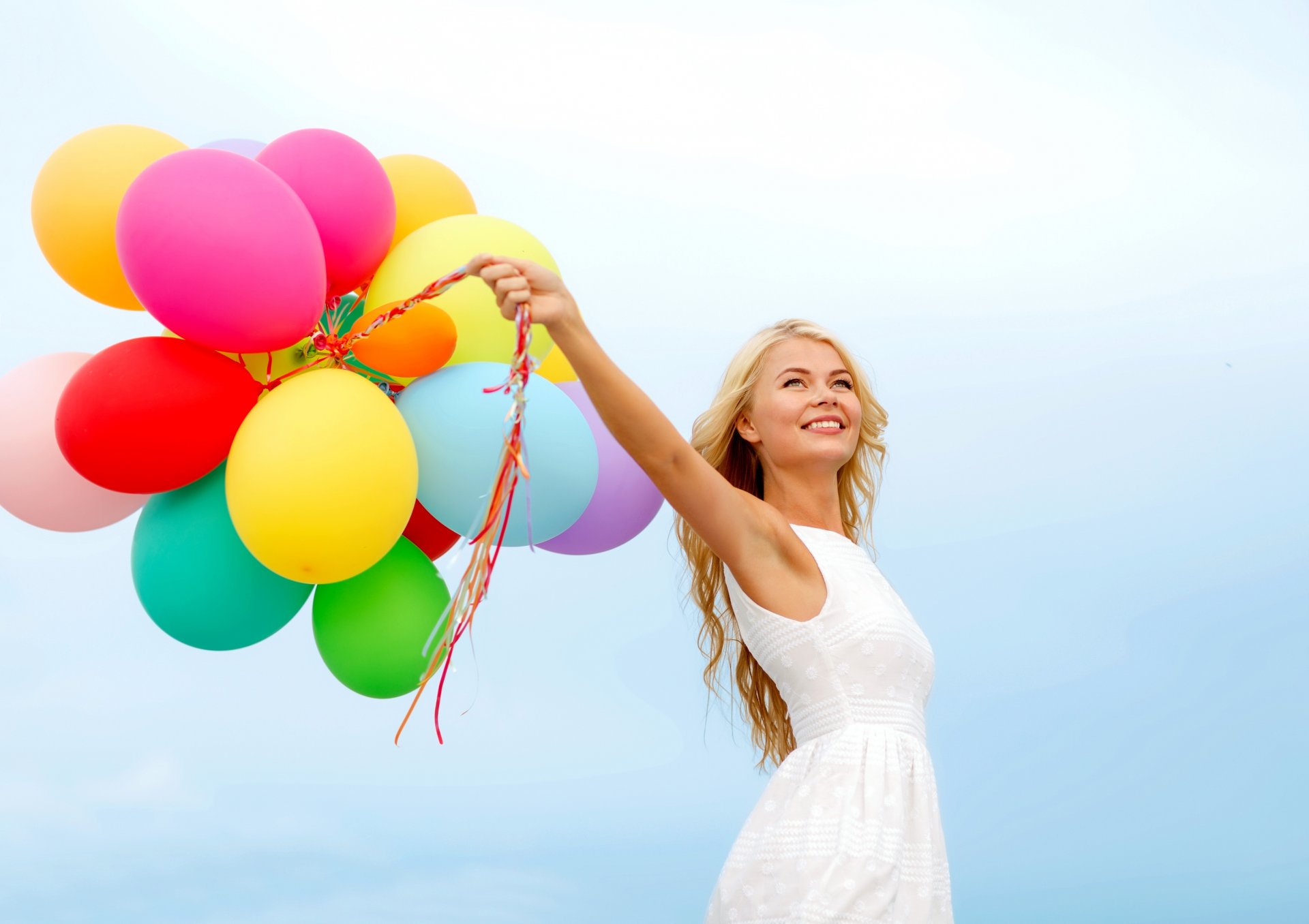 glücklich luftballons bunt himmel hell frau luftballons mädchen freude glück