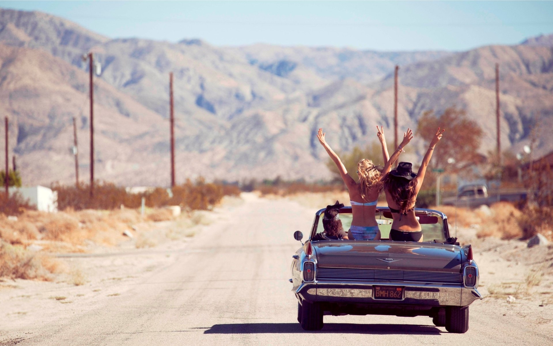 filles carassin cabriolet route montagnes