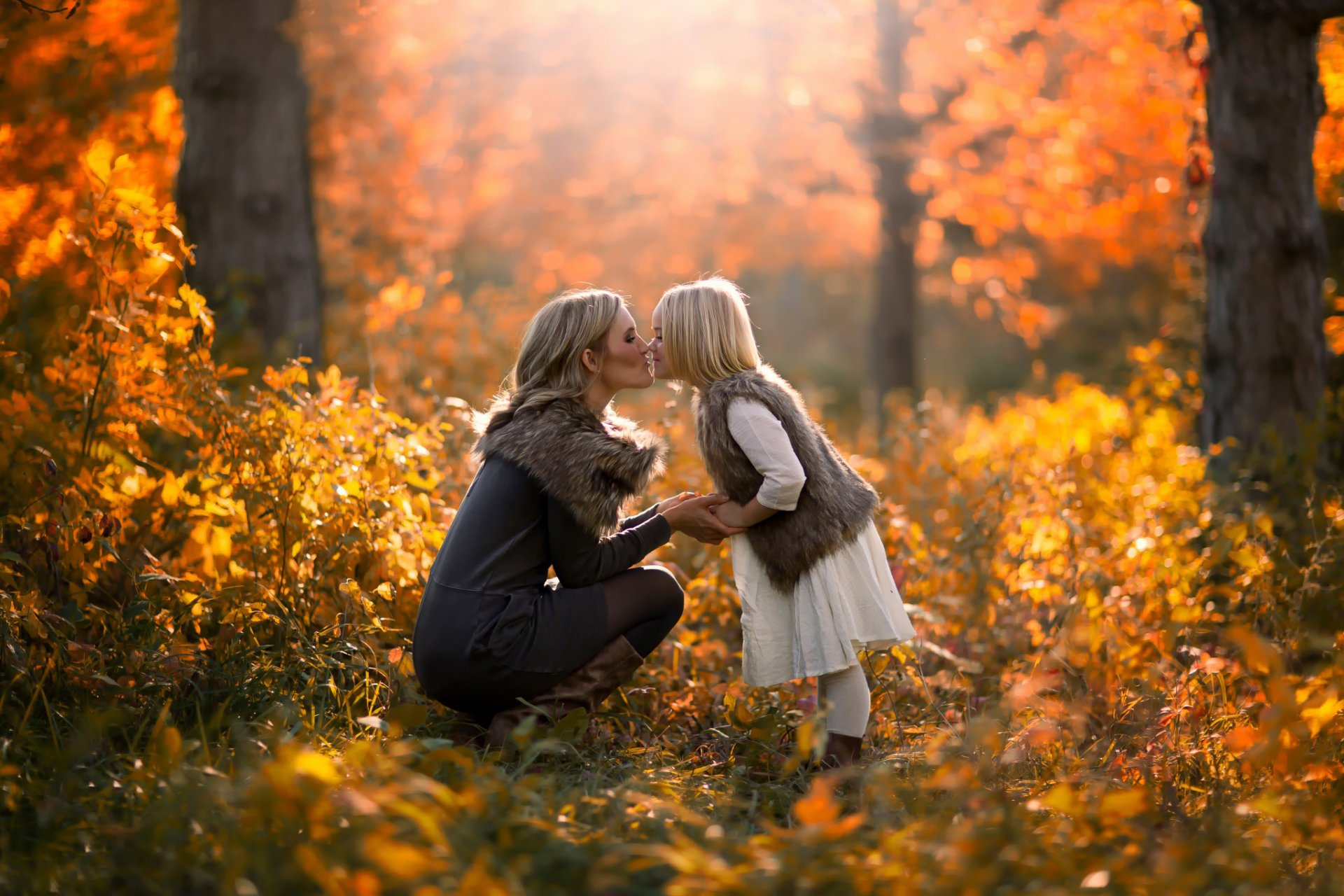 autunno ragazza mamma figlia foresta bacio