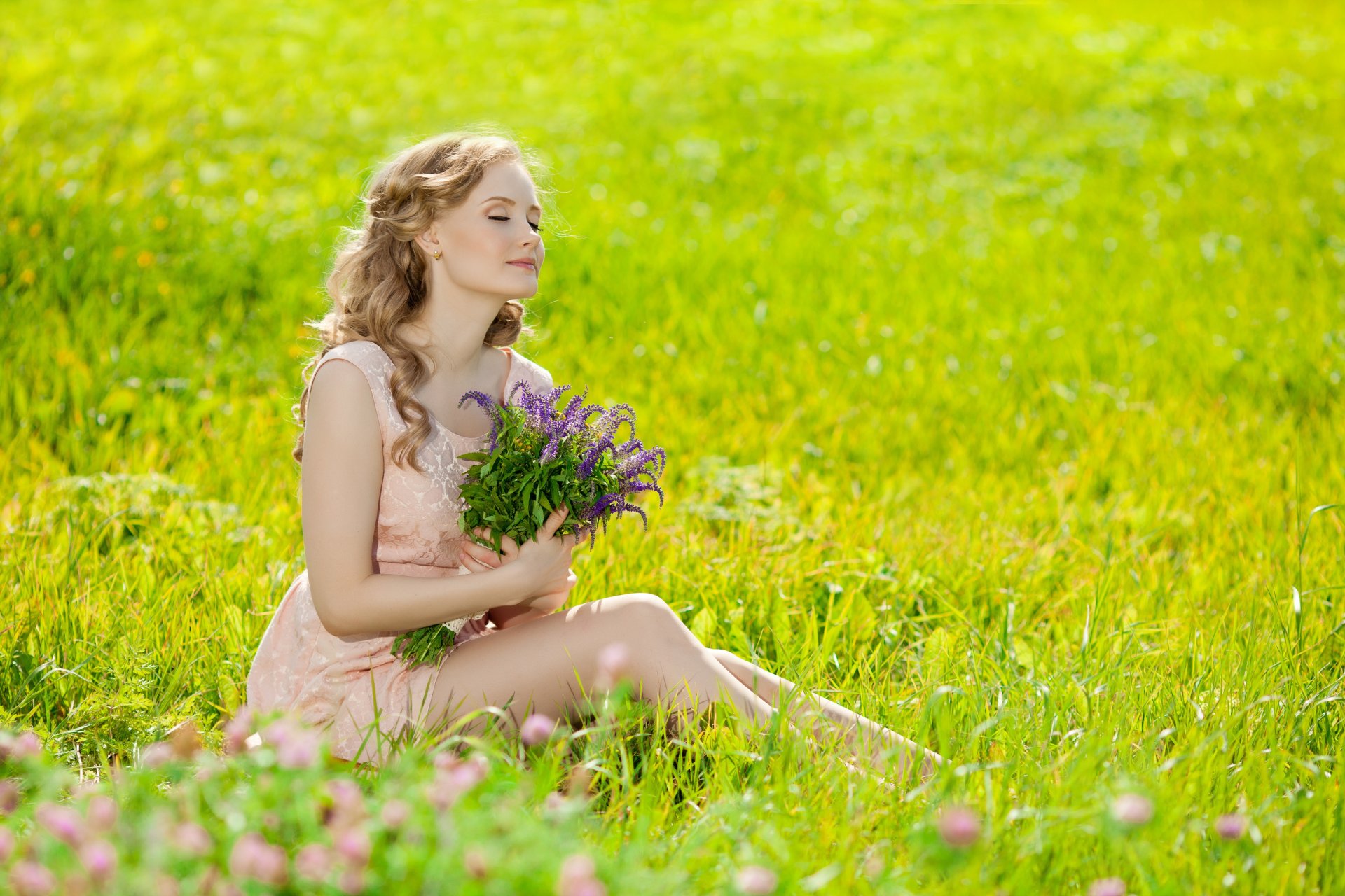 ragazza bionda campo mazzo fiori erba