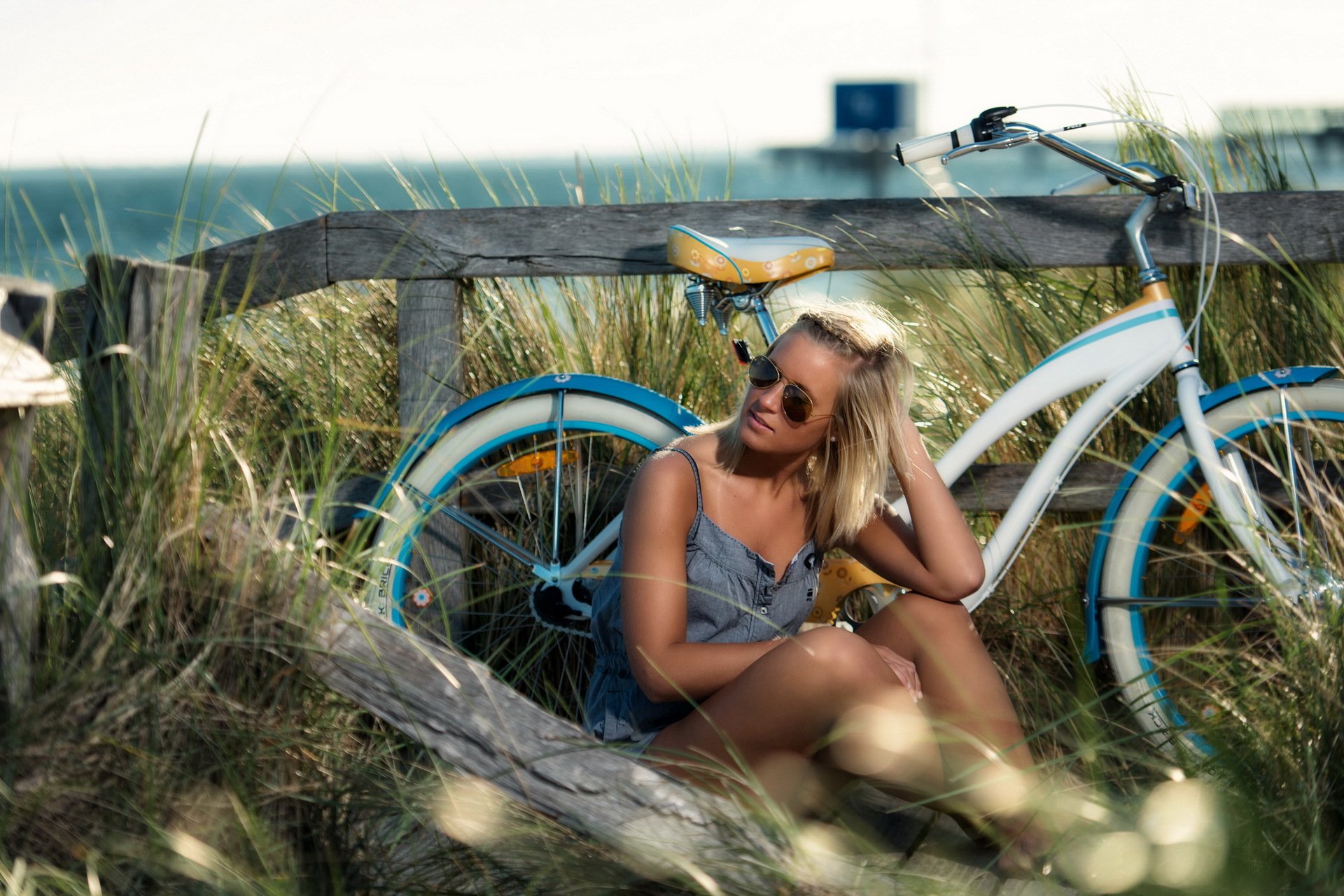 la jeune fille le vélo l été