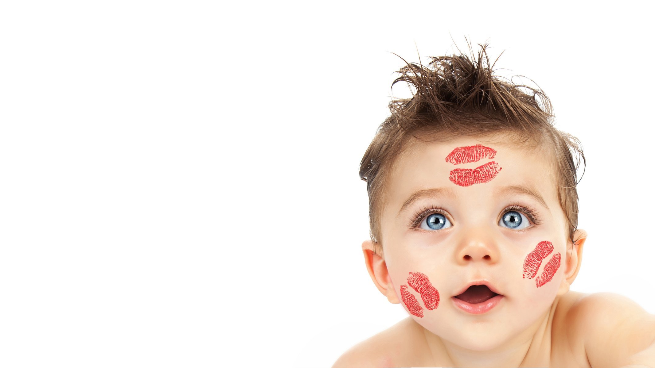 bebé feliz bebé grandes ojos azules besando el lápiz labial en la cara infancia hermosa alegre besando el lápiz labial en la cara