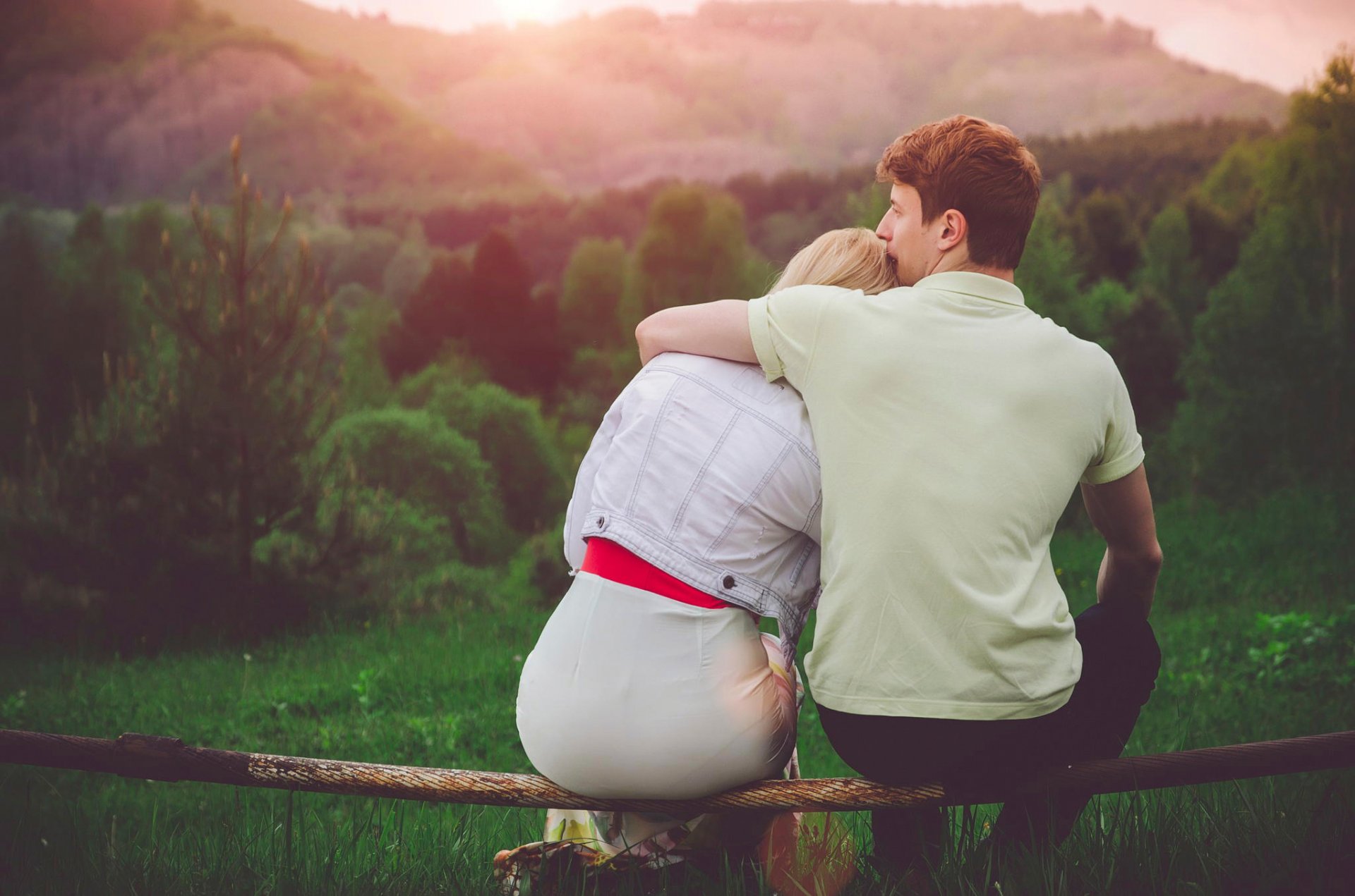 couple jeune fille gars de la nature