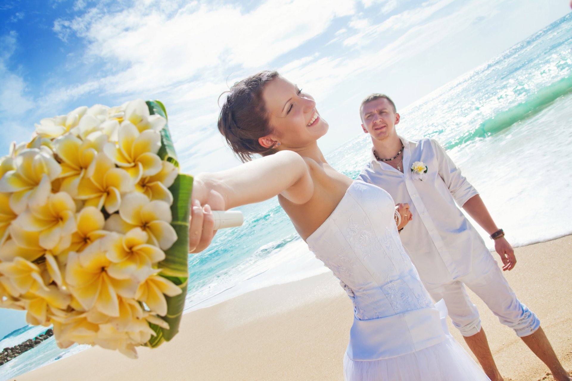 mer plage couple d amoureux bouquet