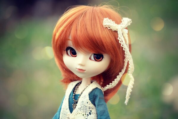 Красивая кукла с большими глазами и рыжими волосами