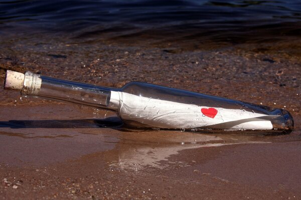 Lettera d amore in bottiglia sulla riva