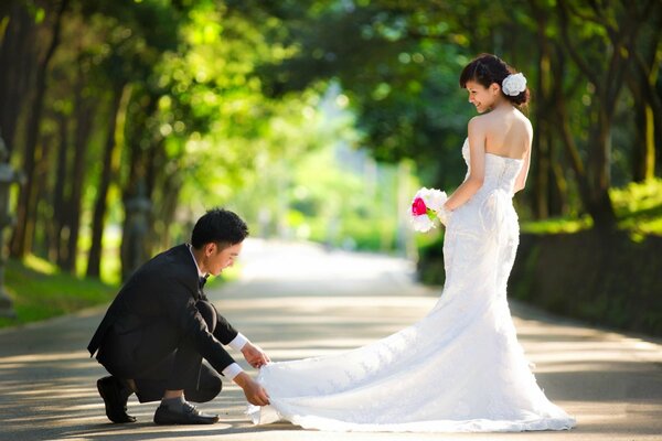 Mädchen im Hochzeitskleid mit einem Mann im Anzug