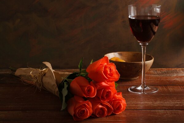 Le gars est en attente de son amante avec le bouquet et le vin