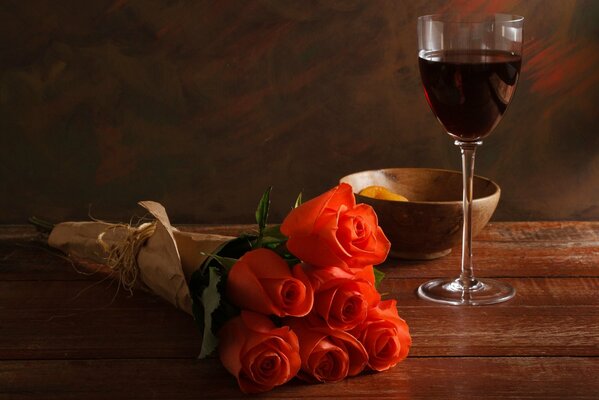 Ragazzo in attesa per la sua padrona con bouquet e vino